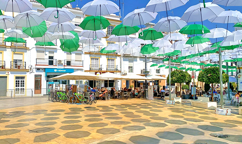 Paraguas de colores en Torrox - Málaga en el corazón