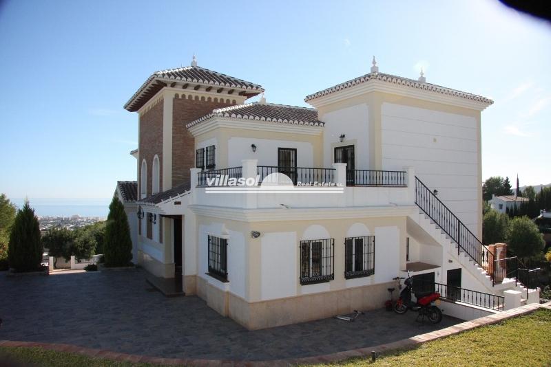 Five bedroom detached villa in Cortijo San Rafael with large swimming pool and nice garden for sale