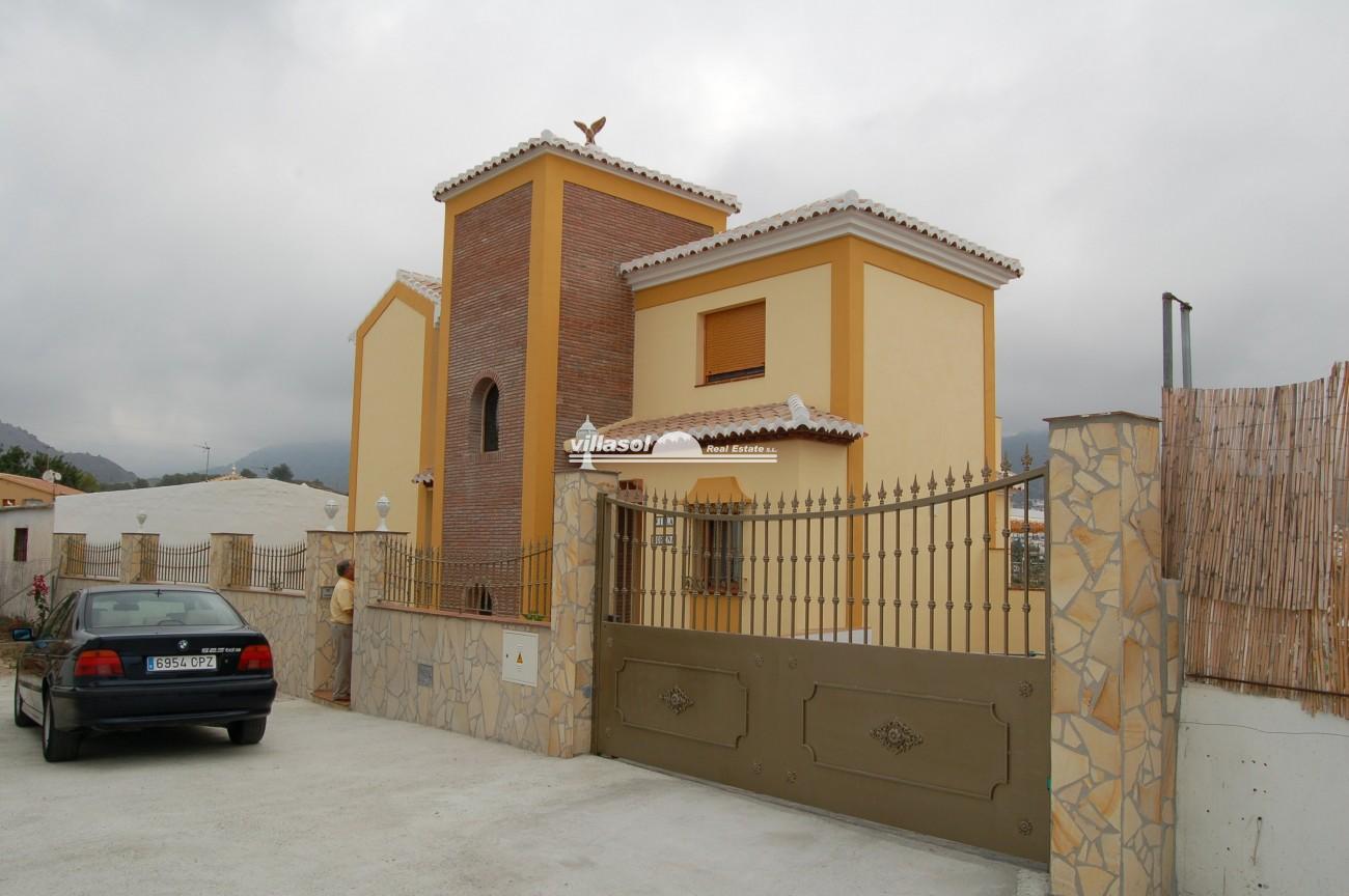 Detached villa in Nerja, including a separate apartment,and garage.
