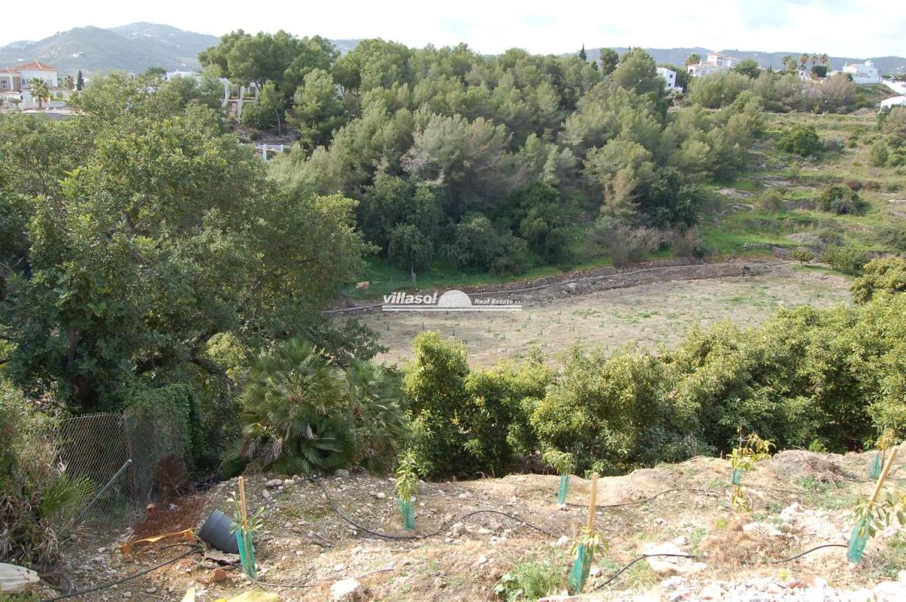 An excellent plot of land for sale covering 18000 metres bordering on the exclusive Cortijo San Rafael urbanisation.