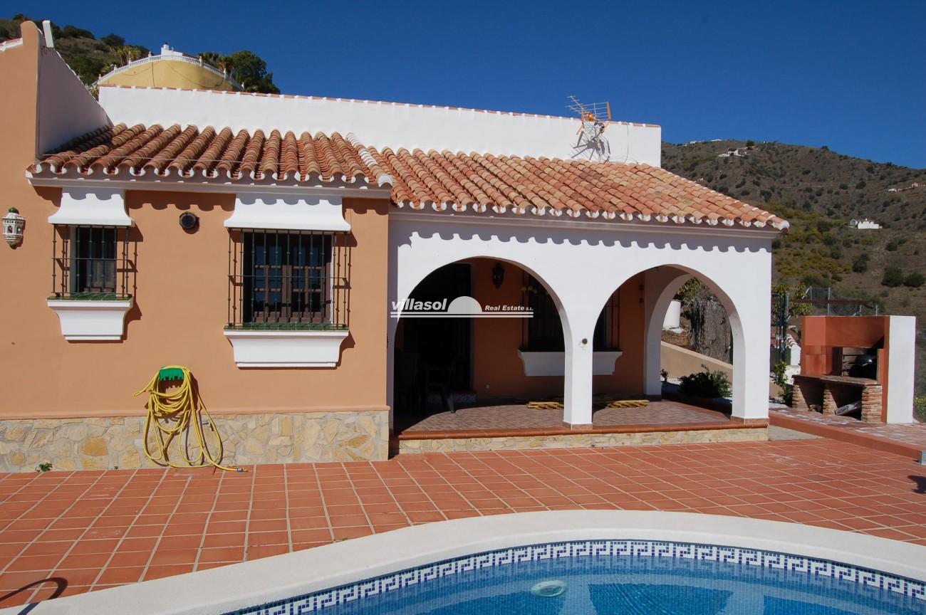 Cortijo with panoramic views and pool for sale situated in the countryside of Torrox
