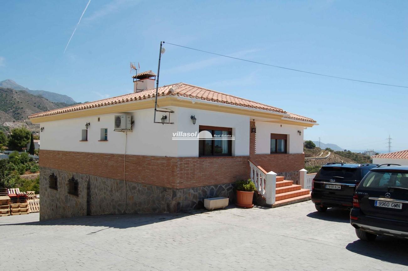 A beautiful 4 bedrooms villa with pool in an excellent location close to Nerja. 
