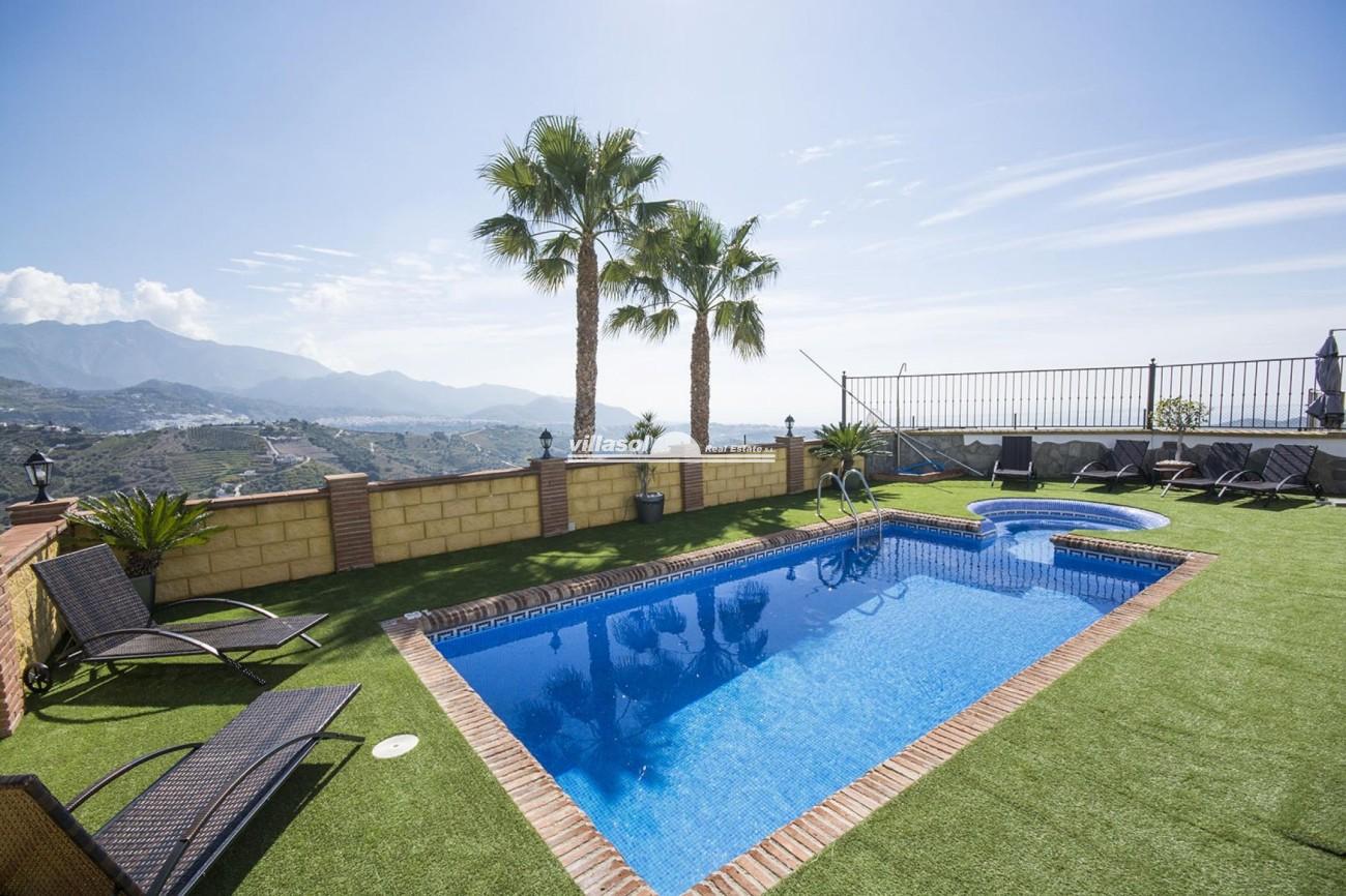 A beautiful detached villa offering panoramic 360 degree views of the coastline, mountains and village of Frigiliana.
